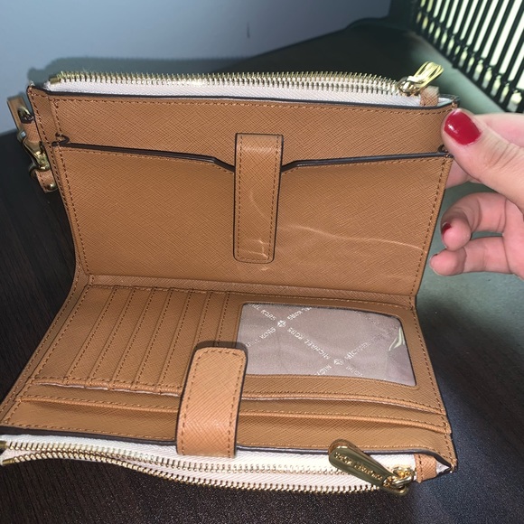 Michael Kors wristlet - Picture 2 of 4
